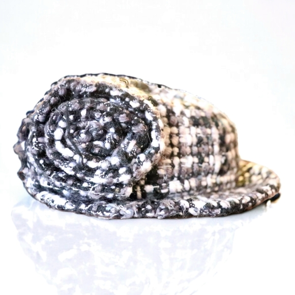 LE CHATEAU WOMENS BLA K & WHITE ROSE ON SIDE HAT - Picture 1 of 11